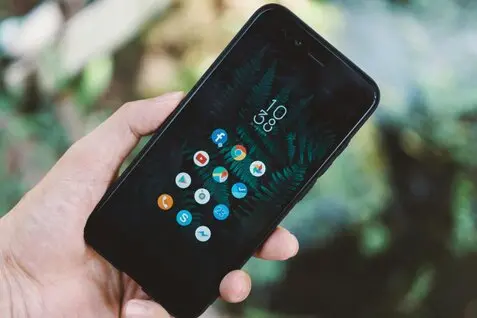 Smartphone mit Symbolen mehrerer Messenger-Apps