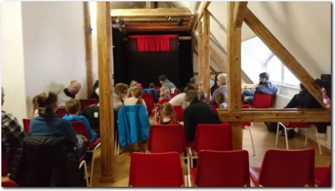 Zuschauer im Puppentheater