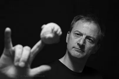 Ein Mann mit einem Schaumgummikopf auf der Hand